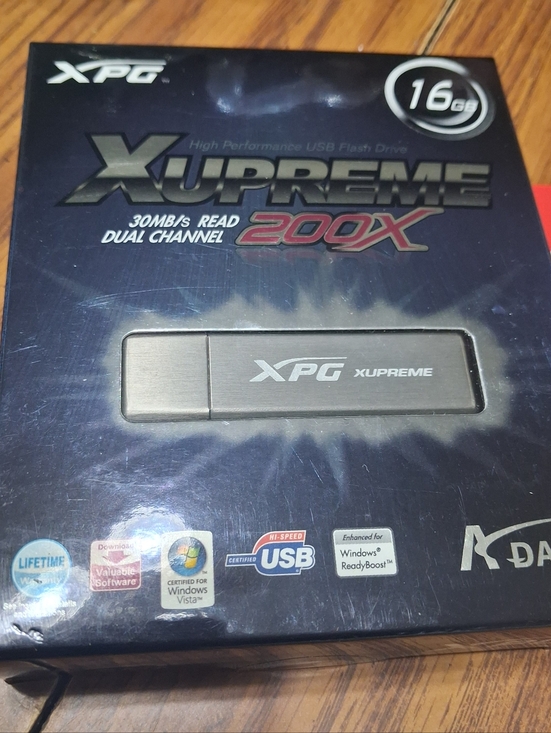 Card Reader And Assorted Flash Drives - Picture 3 of 6